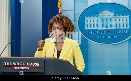 WASHINGTON, D.C., USA - 01 AVRIL 2024 : Karine Jean-Pierre, attachée de presse de la Maison Blanche, préside le point de presse. Banque D'Images