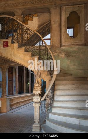 L'entrée et l'escalier avec ses anciennes œuvres d'art patriotique à la Galerie des Martyrs à la Havane, Cuba Banque D'Images