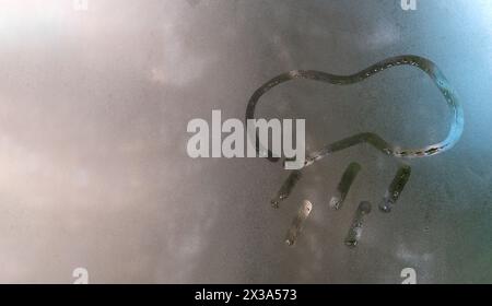 Nuage peint avec de la pluie sur le verre embué, copier l'espace. Concept de temps pluvieux, mauvaise humeur. Signe de mauvais temps Banque D'Images