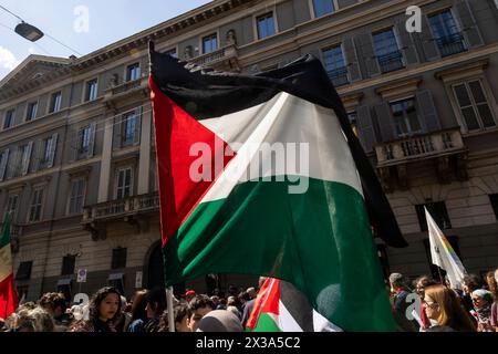 Milan, Italie. 25 avril 2024. Le drapeau palestinien est affiché lors de la manifestation marquant le 81e anniversaire de la Journée de la libération, le 25 avril 2024 à Milan, en Italie. Le 25 avril 1945, les partisans italiens ont lancé un soulèvement massif contre le régime fasciste et l'occupation nazie, marquant la date du jour de la libération, qui honore le tournant critique lorsque l'Italie a commencé sa libération du contrôle fasciste et nazi. Crédit : SOPA images Limited/Alamy Live News Banque D'Images