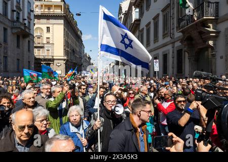 Milan, Italie. 25 avril 2024. Le drapeau israélien est affiché lors de la manifestation marquant le 81e anniversaire de la Journée de la libération, le 25 avril 2024 à Milan, en Italie. Le 25 avril 1945, les partisans italiens ont lancé un soulèvement massif contre le régime fasciste et l'occupation nazie, marquant la date du jour de la libération, qui honore le tournant critique lorsque l'Italie a commencé sa libération du contrôle fasciste et nazi. Crédit : SOPA images Limited/Alamy Live News Banque D'Images