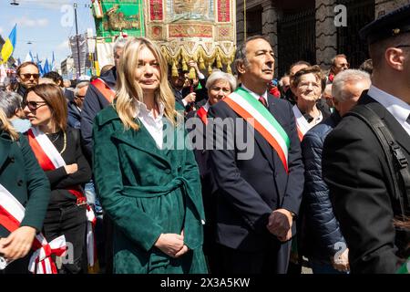 Milan, Italie. 25 avril 2024. Beppe Sala, maire de Milan (à droite) et son épouse Chiara Bazoli (à gauche) sont vus lors de la manifestation pour marquer le 81e anniversaire de la Journée de la libération, le 25 avril 2024 à Milan, en Italie. Le 25 avril 1945, les partisans italiens ont lancé un soulèvement massif contre le régime fasciste et l'occupation nazie, marquant la date du jour de la libération, qui honore le tournant critique lorsque l'Italie a commencé sa libération du contrôle fasciste et nazi. Crédit : SOPA images Limited/Alamy Live News Banque D'Images