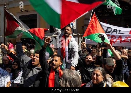 Milan, Italie. 25 avril 2024. L'activiste israélien répond aux insultes de l'activiste palestinien lors de la manifestation marquant le 81e anniversaire de la Journée de la libération. Le 25 avril 1945, les partisans italiens ont lancé un soulèvement massif contre le régime fasciste et l'occupation nazie, marquant la date du jour de la libération, qui honore le tournant critique lorsque l'Italie a commencé sa libération du contrôle fasciste et nazi. (Photo de Mairo Cinquetti/SOPA images/SIPA USA) crédit : SIPA USA/Alamy Live News Banque D'Images