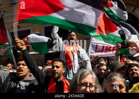 Milan, Italie. 25 avril 2024. Des activistes palestiniens scandent des slogans pendant la manifestation marquant le 81e anniversaire de la Journée de la libération. Le 25 avril 1945, les partisans italiens ont lancé un soulèvement massif contre le régime fasciste et l'occupation nazie, marquant la date du jour de la libération, qui honore le tournant critique lorsque l'Italie a commencé sa libération du contrôle fasciste et nazi. (Photo de Mairo Cinquetti/SOPA images/SIPA USA) crédit : SIPA USA/Alamy Live News Banque D'Images