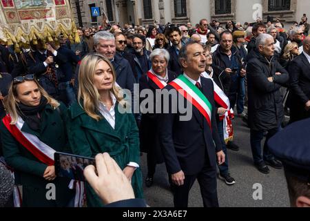 Milan, Italie. 25 avril 2024. Beppe Sala, maire de Milan (à droite) et son épouse Chiara Bazoli (à gauche) sont vus lors de la manifestation pour marquer le 81e anniversaire de la Journée de la libération, le 25 avril 2024 à Milan, en Italie. Le 25 avril 1945, les partisans italiens ont lancé un soulèvement massif contre le régime fasciste et l'occupation nazie, marquant la date du jour de la libération, qui honore le tournant critique lorsque l'Italie a commencé sa libération du contrôle fasciste et nazi. (Photo par /Sipa USA) crédit : Sipa USA/Alamy Live News Banque D'Images