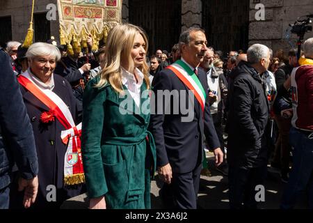 Milan, Italie. 25 avril 2024. Beppe Sala, maire de Milan (à droite) et son épouse Chiara Bazoli (à gauche) sont vus lors de la manifestation pour marquer le 81e anniversaire de la Journée de la libération, le 25 avril 2024 à Milan, en Italie. Le 25 avril 1945, les partisans italiens ont lancé un soulèvement massif contre le régime fasciste et l'occupation nazie, marquant la date du jour de la libération, qui honore le tournant critique lorsque l'Italie a commencé sa libération du contrôle fasciste et nazi. (Photo par /Sipa USA) crédit : Sipa USA/Alamy Live News Banque D'Images