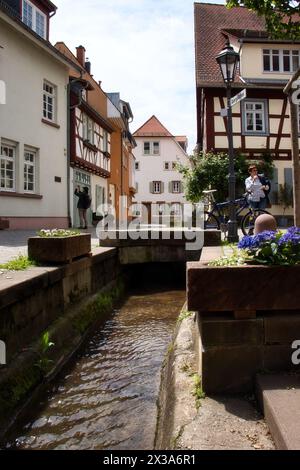 Weinheim, Allemagne - 19 mai 2021 : L'eau coule dans une rue de Weinheim, Allemagne. Banque D'Images