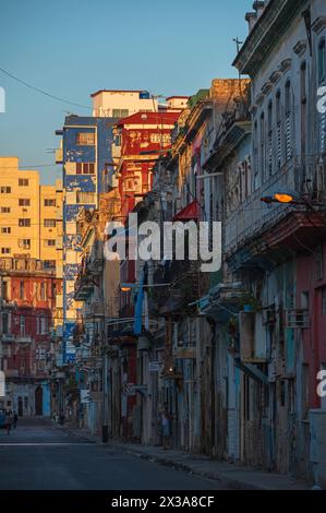 Le soleil tôt le matin illumine une des ruelles de la Habana Vieja, la Havane, Cuba. Banque D'Images