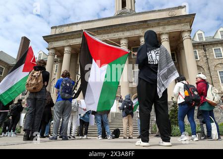 State College, États-Unis. 25 avril 2024. Les manifestants pro-palestiniens se rassemblent à l'extérieur d'Old main sur le campus de l'Université Penn State à State College, en Pennsylvanie, le 25 avril 2024. Penn State Students for Justice in Palestine, avec d'autres organisations, ont tenu une journée à l'Université populaire pour Gaza qui comprenait des cours, des travaux de craie sur les trottoirs et un rassemblement à Old main. (Photo de Paul Weaver/Sipa USA) crédit : Sipa USA/Alamy Live News Banque D'Images