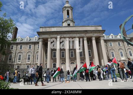 State College, États-Unis. 25 avril 2024. Les manifestants pro-palestiniens se rassemblent à l'extérieur d'Old main sur le campus de l'Université Penn State à State College, en Pennsylvanie, le 25 avril 2024. Penn State Students for Justice in Palestine, avec d'autres organisations, ont tenu une journée à l'Université populaire pour Gaza qui comprenait des cours, des travaux de craie sur les trottoirs et un rassemblement à Old main. (Photo de Paul Weaver/Sipa USA) crédit : Sipa USA/Alamy Live News Banque D'Images