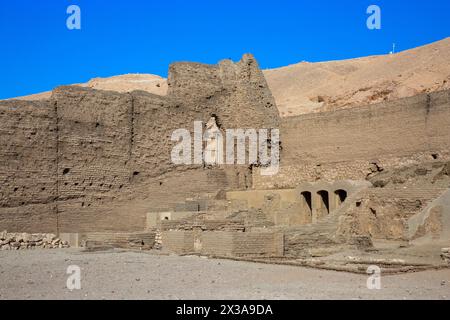 Mur et ruines autour du temple de Hathor dans l'ancien village égyptien des ouvriers de Deir el-Medina sur la Cisjordanie de Louxor, Egypte Banque D'Images