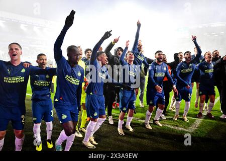 HEERENVEEN - joueurs PSV après le match néerlandais Eredivisie entre SC Heerenveen et PSV Eindhoven au stade Abe Lenstra le 25 avril 2024 à Heerenveen, aux pays-Bas. ANP OLAF KRAAK Banque D'Images