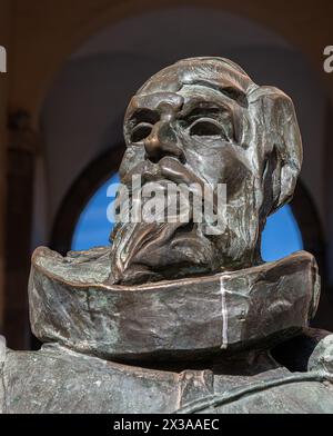 Statue de Cervantes près de l'Arco de la Sangre, une porte historique de la ville arabe, anciennement Bab-al-Yayl dans l'ancienne ville impériale de Tolède en Castille la Manche, Banque D'Images