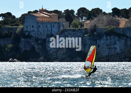 Planche à voile naviguant vers l'île Sainte Marguerite près de Cannes Banque D'Images