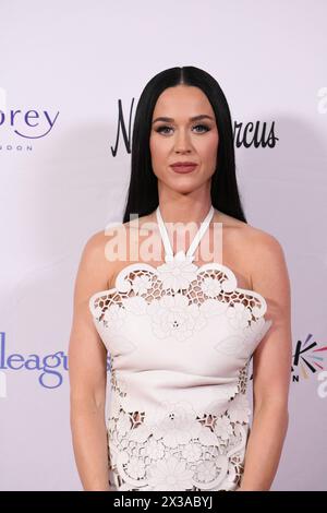 Beverly Hills, Californie, États-Unis 25 avril 2025 la chanteuse Katy Perry assiste au 35e déjeuner de printemps annuel des collègues et au défilé Oscar de la Renta à l'hôtel Beverly Wilshire le 25 avril 2024 à Beverly Hills, Californie, États-Unis. Photo de Barry King/Alamy Live News Banque D'Images