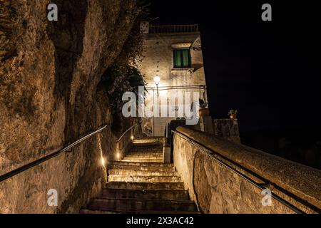 Un escalier extérieur suggestif mène à une maison à Atrani, sur la côte amalfitaine Banque D'Images