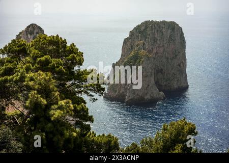 Une vue splendide sur les Faraglioni de Capri depuis une terrasse panoramique Banque D'Images