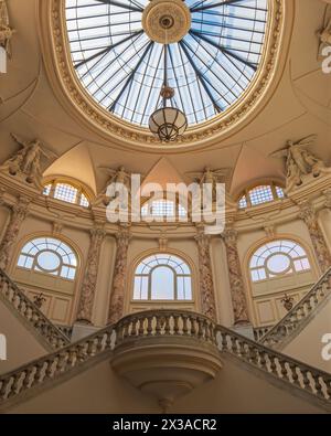 Vue intérieure du Grand Théâtre Alicia Alonso à la Havane, Cuba, montrant les grands escaliers et le toit en dôme de verre dans le hall d'entrée principal. Banque D'Images