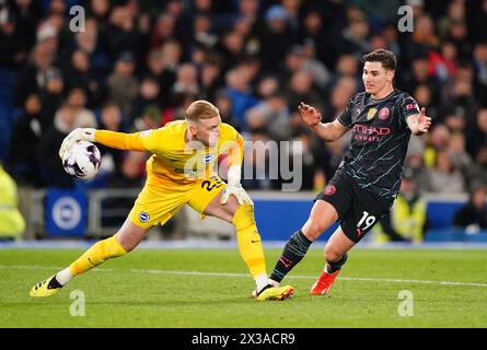 Le gardien Jason Steele de Brighton et Hove Albion avec Julian Alvarez de Manchester City lors du match de premier League à l'American Express Stadium de Brighton. Date de la photo : jeudi 25 avril 2024. Banque D'Images