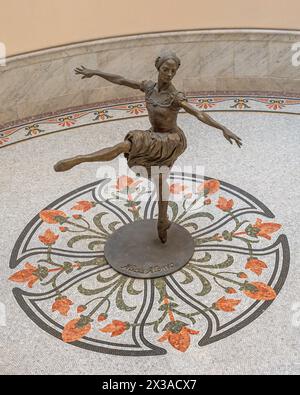 Une magnifique statue de la célèbre ballerine Giselle dans le hall d'entrée principal du Grand Théâtre Alicia Alonso à la Havane, Cuba, Banque D'Images