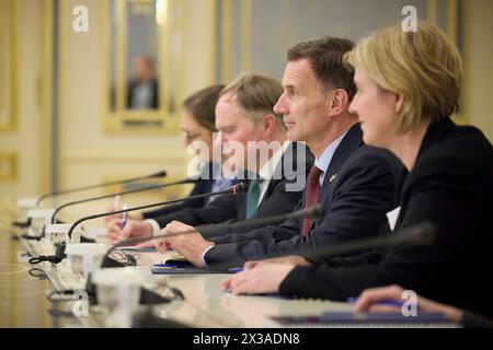 Kiev, Ukraine. 25 avril 2024. Le chancelier de l'Échiquier britannique Jeremy Hunt, 2ème à droite, écoute le président ukrainien Volodymyr Zelenskyy diromg lors d'une réunion bilatérale au Palais Mariinsky, le 25 avril 2024, à Kiev, en Ukraine. Crédit : Présidence ukrainienne/Bureau de presse présidentiel ukrainien/Alamy Live News Banque D'Images