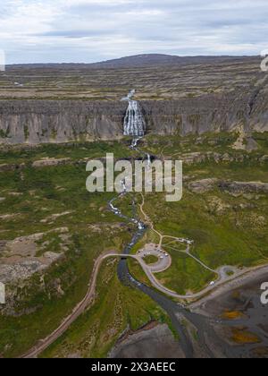 Cascade Dynjandi à Arnarfjordur dans les fjords de l'ouest islandais Banque D'Images