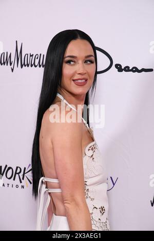 Beverly Hills, Californie, États-Unis 25 avril 2025 la chanteuse Katy Perry assiste au 35e déjeuner de printemps annuel des collègues et au défilé Oscar de la Renta à l'hôtel Beverly Wilshire le 25 avril 2024 à Beverly Hills, Californie, États-Unis. Photo de Barry King/Alamy Live News Banque D'Images