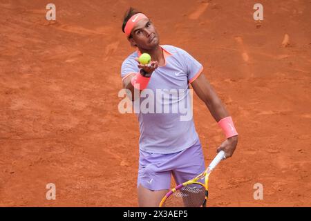 Rafael Nadal, d’Espagne, en action contre Darwin Blanch le troisième jour lors de leur match de deuxième tour du Mutua Madrid Open à la Caja Magica en avril Banque D'Images