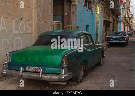 Vieilles voitures classiques dans les rues de la vieille Havane Cuba Banque D'Images