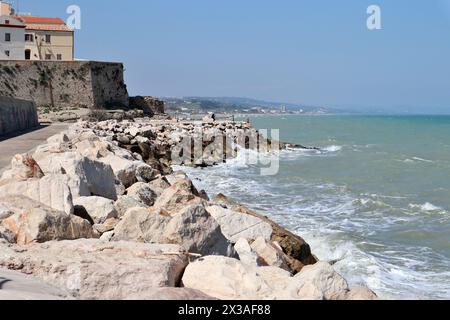 Termoli - Scorcio del borgo dalla scogliera della passeggiata del Porto Banque D'Images