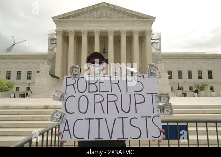 Washington, DC, États-Unis. 25 avril 2024. Un activiste tient une pancarte pour protester contre l'ancien président Donald Trump devant la Cour suprême lors de plaidoiries orales sur l'immunité présidentielle. Crédit : Philip Yabut/Alamy Live News Banque D'Images