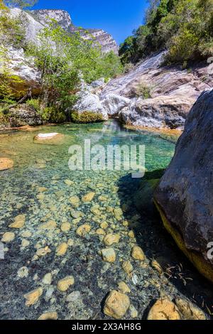 Paysage de montagnes verdoyantes à Sadernes, Catalogne, Espagne Banque D'Images