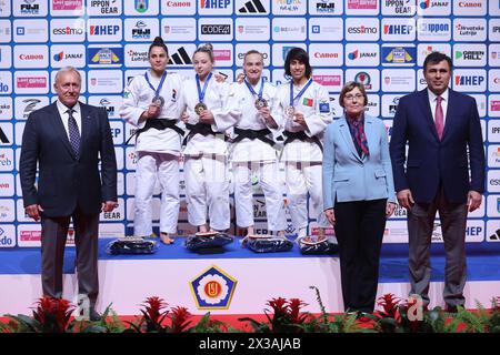 Zagreb, Croatie. 25 avril 2024. Remise de médailles lors du Championnat d'Europe senior de judo. Jusqu'à 48 kilos, femmes, à Zagreb, Croatie, le 25 avril, 2024. photo : Sanjin Strukic/PIXSELL crédit : Pixsell/Alamy Live News Banque D'Images