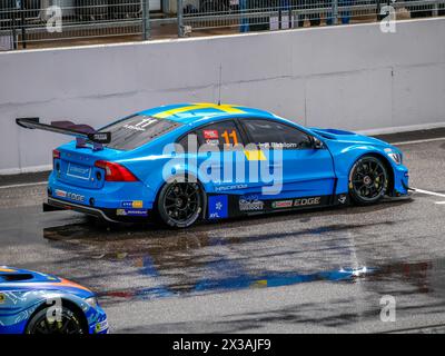 Voitures de course sur le circuit d'Anderstorp à Småland, dans le sud de la Suède. Banque D'Images