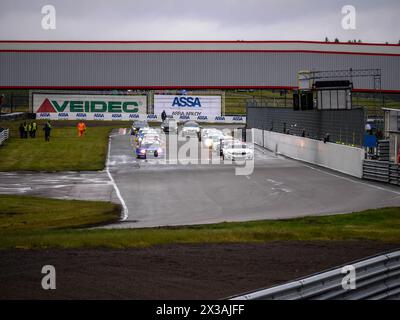 Voitures de course sur le circuit d'Anderstorp à Småland, dans le sud de la Suède. Banque D'Images