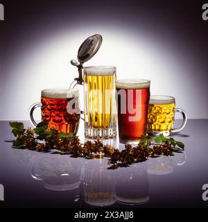 Photographie de studio sur une surface réfléchissante grise, de bière dans des verres avec barre de halage Banque D'Images