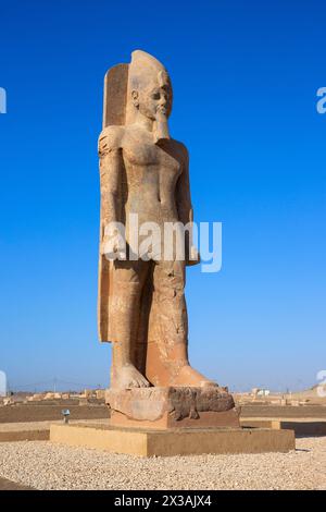 Statue colossale de Merneptah, quatrième pharaon de la dix-neuvième dynastie, au temple mortuaire de Merenptah en Cisjordanie de Louxor, en Égypte Banque D'Images