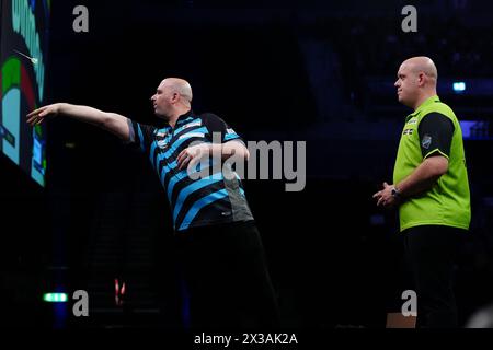 Rob Cross (à gauche) lance la fléchette gagnante dans son match de demi-finale contre Michael van Gerwen dans la treizième nuit de la BetMGM premier League 2024 au M&S Bank Arena, Liverpool. Date de la photo : jeudi 25 avril 2024. Banque D'Images