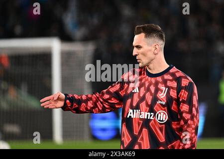 Arkadiusz Milik de la Juventus FC fait des gestes lors du match de la demi-finale de la Coppa Italia entre le SS Lazio et la Juventus FC au Stadio Olimpico le 23 avril 2024 Banque D'Images