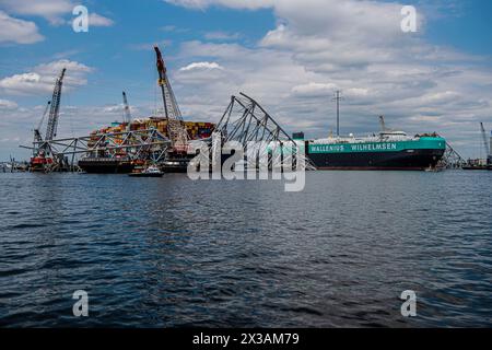 Dundalk (États-Unis d'Amérique). 25 avril 2024. Dundalk (États-Unis d'Amérique). 25 avril 2024. Le porte-véhicules danois Carmen, se déplace à travers un chenal temporaire devant l'épave du Key Bridge effondré alors que le port de Baltimore a été rouvert, le 25 avril 2024, près de Dundalk, Maryland. Le pont a été heurté par le porte-conteneurs de 984 pieds MV Dali le 26 mars et s'est effondré tuant six travailleurs. Crédit : PO2 Ronald Hodges/U.S. Coast Guard/Alamy Live News Banque D'Images