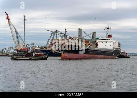Dundalk (États-Unis d'Amérique). 24 avril 2024. Dundalk (États-Unis d'Amérique). 24 avril 2024. Le cargo M/V Balsa 94 battant pavillon panaméen traverse un chenal temporaire devant l'épave du Key Bridge, devenant le premier navire à quitter le port de Baltimore depuis l'accident du 25 avril 2024, près de Dundalk, Maryland. Le pont a été heurté par le porte-conteneurs de 984 pieds MV Dali le 26 mars et s'est effondré tuant six travailleurs. Crédit : Christopher Rosario/US Army/Alamy Live News Banque D'Images