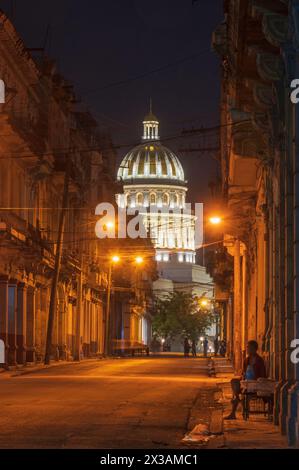 Photographie de rue tôt le matin montrant les vieux bâtiments de la vieille ville, menant au Capitole à la Havane, Cuba Banque D'Images