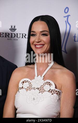 Beverly Hills, Californie, États-Unis 25 avril 2025 la chanteuse Katy Perry assiste au 35e déjeuner de printemps annuel des collègues et au défilé Oscar de la Renta à l'hôtel Beverly Wilshire le 25 avril 2024 à Beverly Hills, Californie, États-Unis. Photo de Barry King/Alamy Live News Banque D'Images