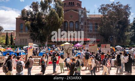 Los Angeles, États-Unis. 25 avril 2024. Un campement protestant contre la guerre à Gaza s’est établi sur le Royce Quad sur le campus de l’UCLA, l’Université de Californie Banque D'Images