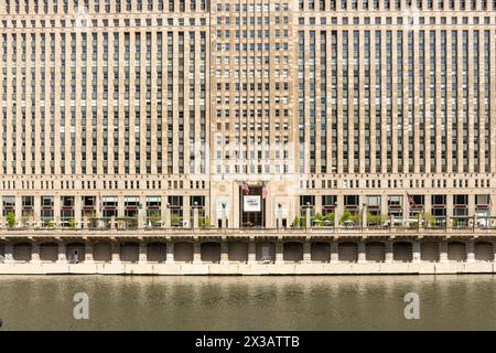 Chicago, Illinois, États-Unis - 22 avril 2024 - le Mart historique et impressionnant de marchandises le long de la rivière Chicago. Banque D'Images