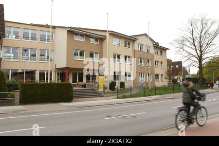 DAS ehemalige Pflegewohnstift am Garstedter Weg 79-85. Dort Hat die Behörde für Arbeit, Gesundheit, Soziales, Familie und Integration Sozialbehörde eine Unterkunft für Obdachlose eingerichtet. Betrieben wird sie vom städtischen Sozialunternehmen Fördern & Wohnen AöR F&W. Niendorf Hambourg *** L'ancienne maison de soins infirmiers de Garstedter Weg 79 85 le Ministère du travail, de la santé, des Affaires sociales, de la famille et de l'intégration y a installé des logements pour les sans-abri, qui sont gérés par l'entreprise sociale municipale Fördern Wohnen AöR F W Niendorf Hambourg Banque D'Images