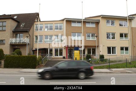 DAS ehemalige Pflegewohnstift am Garstedter Weg 79-85. Dort Hat die Behörde für Arbeit, Gesundheit, Soziales, Familie und Integration Sozialbehörde eine Unterkunft für Obdachlose eingerichtet. Betrieben wird sie vom städtischen Sozialunternehmen Fördern & Wohnen AöR F&W. Niendorf Hambourg *** L'ancienne maison de soins infirmiers de Garstedter Weg 79 85 le Ministère du travail, de la santé, des Affaires sociales, de la famille et de l'intégration y a installé des logements pour les sans-abri, qui sont gérés par l'entreprise sociale municipale Fördern Wohnen AöR F W Niendorf Hambourg Banque D'Images