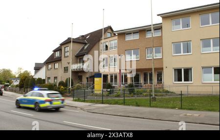 DAS ehemalige Pflegewohnstift am Garstedter Weg 79-85. Dort Hat die Behörde für Arbeit, Gesundheit, Soziales, Familie und Integration Sozialbehörde eine Unterkunft für Obdachlose eingerichtet. Betrieben wird sie vom städtischen Sozialunternehmen Fördern & Wohnen AöR F&W. Niendorf Hambourg *** L'ancienne maison de soins infirmiers de Garstedter Weg 79 85 le Ministère du travail, de la santé, des Affaires sociales, de la famille et de l'intégration y a installé des logements pour les sans-abri, qui sont gérés par l'entreprise sociale municipale Fördern Wohnen AöR F W Niendorf Hambourg Banque D'Images