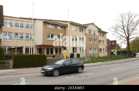 DAS ehemalige Pflegewohnstift am Garstedter Weg 79-85. Dort Hat die Behörde für Arbeit, Gesundheit, Soziales, Familie und Integration Sozialbehörde eine Unterkunft für Obdachlose eingerichtet. Betrieben wird sie vom städtischen Sozialunternehmen Fördern & Wohnen AöR F&W. Niendorf Hambourg *** L'ancienne maison de soins infirmiers de Garstedter Weg 79 85 le Ministère du travail, de la santé, des Affaires sociales, de la famille et de l'intégration y a installé des logements pour les sans-abri, qui sont gérés par l'entreprise sociale municipale Fördern Wohnen AöR F W Niendorf Hambourg Banque D'Images