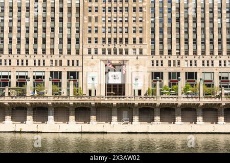 Chicago, Illinois, États-Unis - 22 avril 2024 - le Mart historique et impressionnant de marchandises le long de la rivière Chicago. Banque D'Images